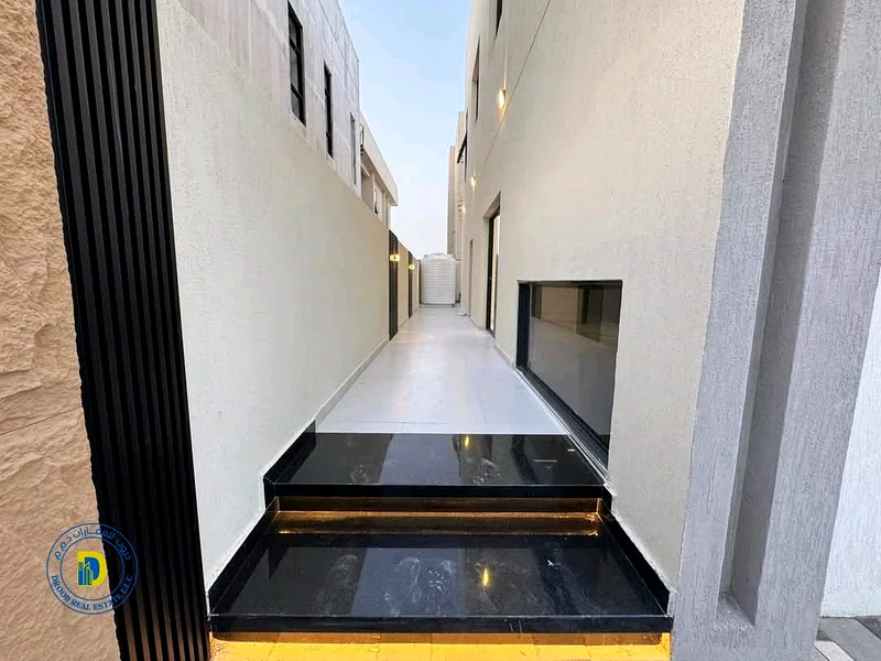 تشمل السعر رسوم التسجيل. فيلا حديثة مكونة من 4 غرف وفناء كبير، قريبة جدًا من طريق العبور الإماراتي 611.63892581561858113