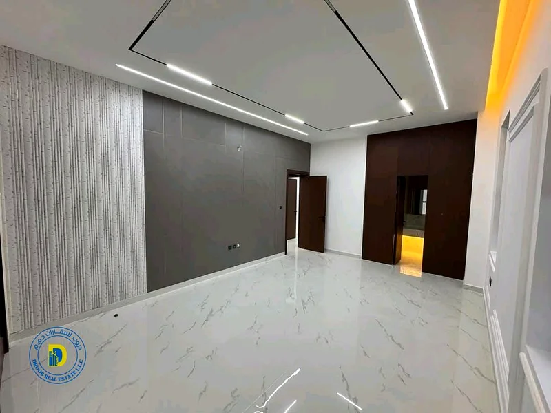 تشمل السعر رسوم التسجيل. فيلا حديثة مكونة من 4 غرف وفناء كبير، قريبة جدًا من طريق العبور الإماراتي 611.63892581561858114