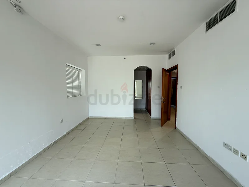 غرفة واسعة مع حمام داخلي وشرفة كبيرة في تيكوم63401987472770111