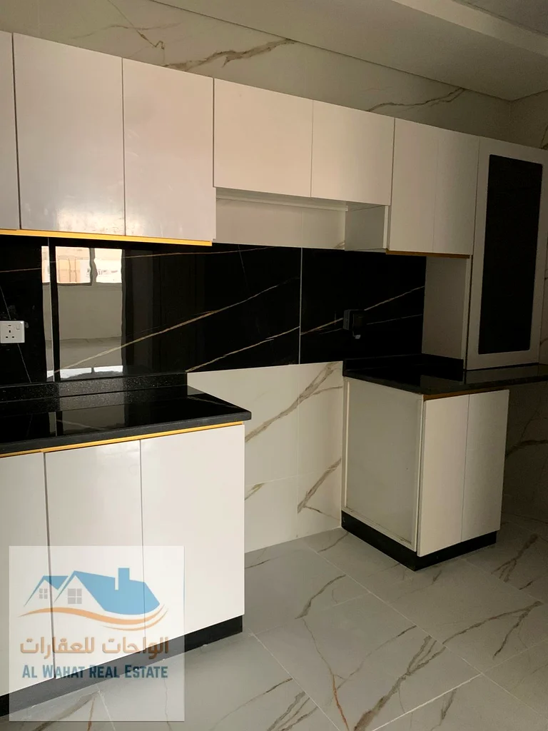 🏡 شقة للإيجار السنوي - أول ساكن    📍 الموقع: الجرف 3 - موقع هادئ ومتميز    ✨ تفاصيل الشقة:    🛏️ واسعة ومشرقة63714534702339110