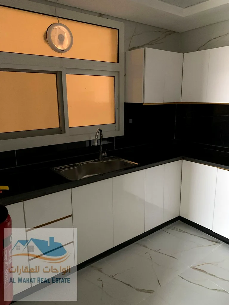 🏡 شقة للإيجار السنوي - أول ساكن    📍 الموقع: الجرف 3 - موقع هادئ ومتميز    ✨ تفاصيل الشقة:    🛏️ واسعة ومشرقة63714534702339111