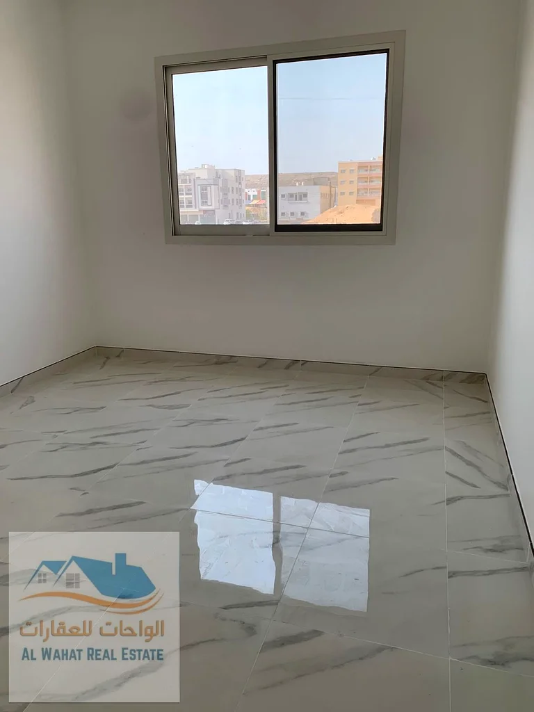 🏡 شقة للإيجار السنوي - أول ساكن    📍 الموقع: الجرف 3 - موقع هادئ ومتميز    ✨ تفاصيل الشقة:    🛏️ واسعة ومشرقة63714534702339112