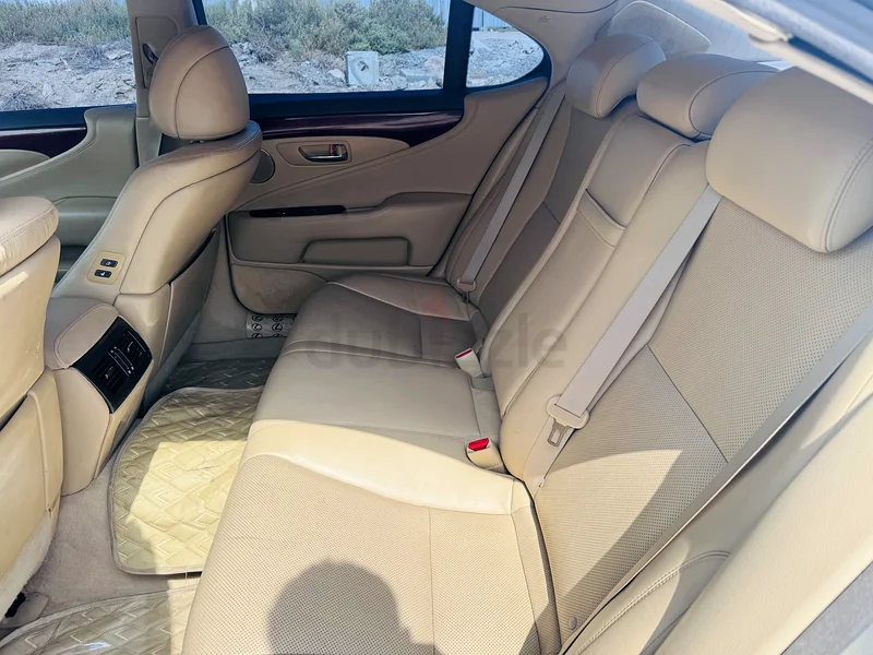 Neat and Clean Lexus LS460 with renovated interior63398644675713113