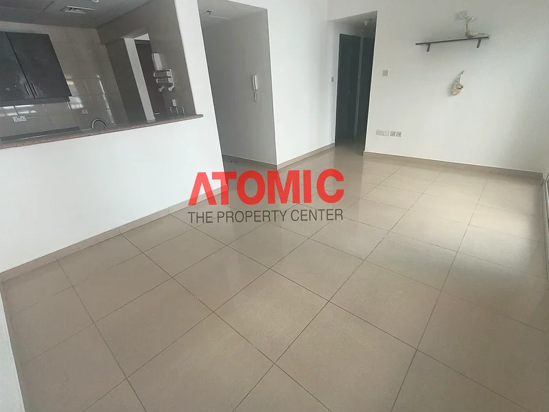 شقة مكونة من غرفتي نوم بالإضافة إلى غرفة خادمة للبيع، حالتها جيدة جداً64031265959937111