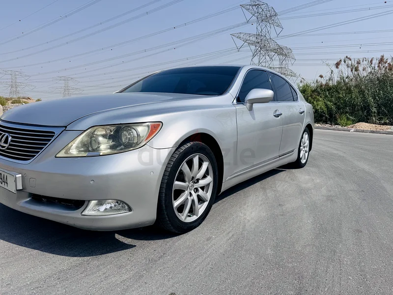 Neat and Clean Lexus LS460 with renovated interior633986446757131122
