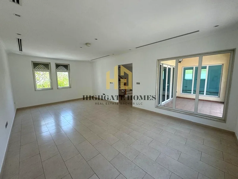Vacant | Corner Plot | Huge Garden | Prime Loc63921718315139112