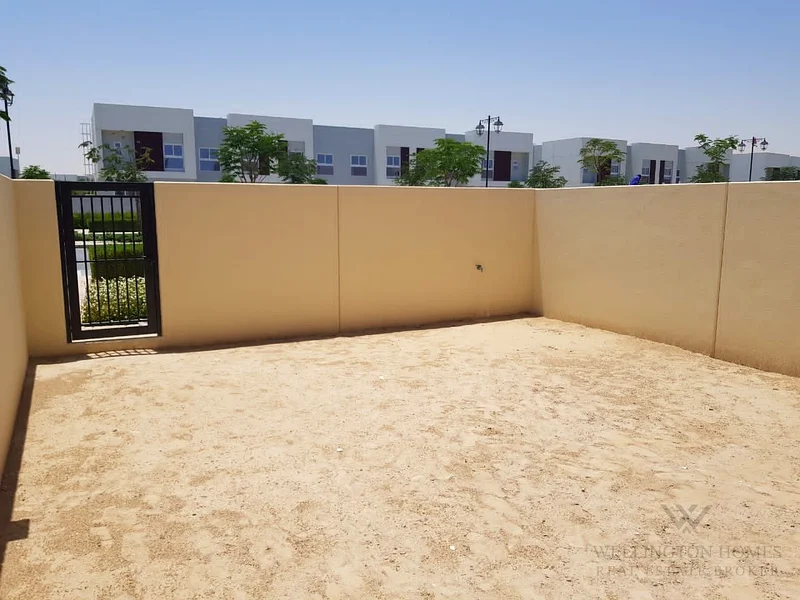 Single row|beside pool and park|4cheques63493772084354114