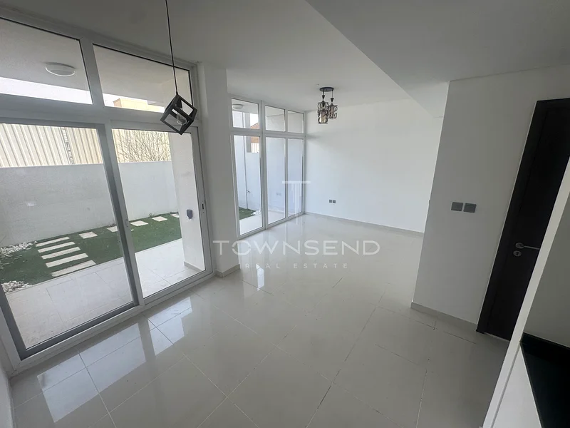 Single Row | Unfurnished | Vacant64002890652546111