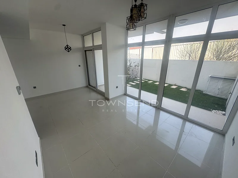 Single Row | Unfurnished | Vacant64002890652546112