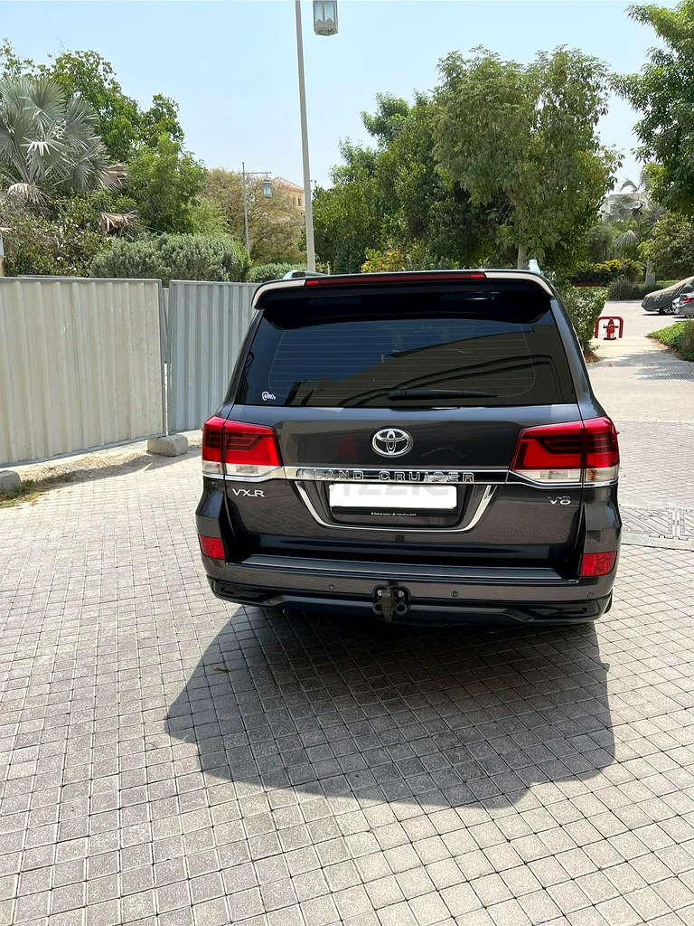 Toyota Land Cruiser 4.6L V8 201663399947764994111