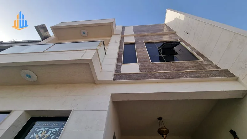 Golden opportunity to own a villa in Al Helio 2 - Ajman | 2 floors + roof | 4 rooms | Price: AED 1,250,000, including registration and ownership fees63910417278977113