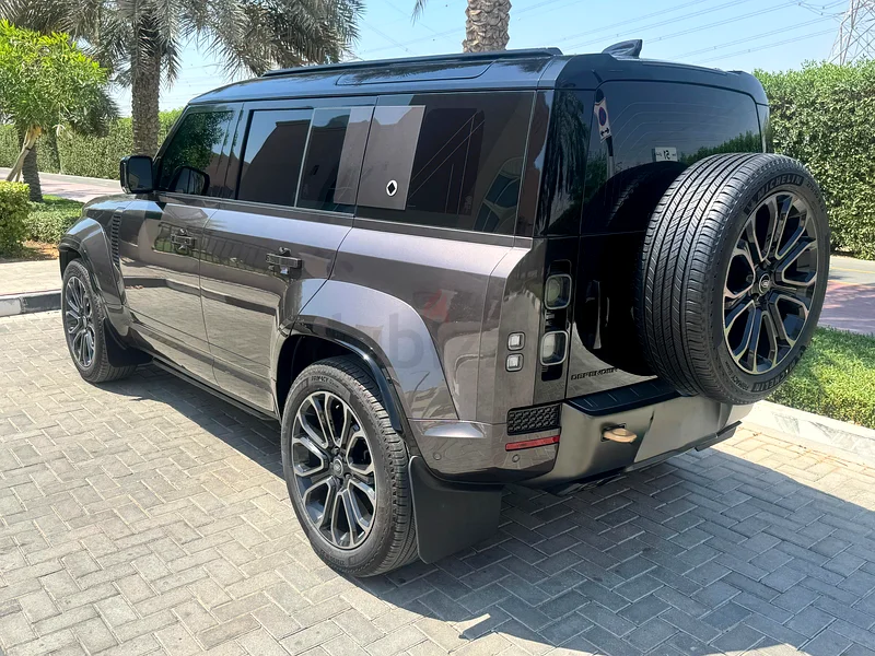 2025 لاند روفر ديفندر أوكتا 110 V8 P625 بضمان وخدمة آل تاير حتى 203063482687703425114
