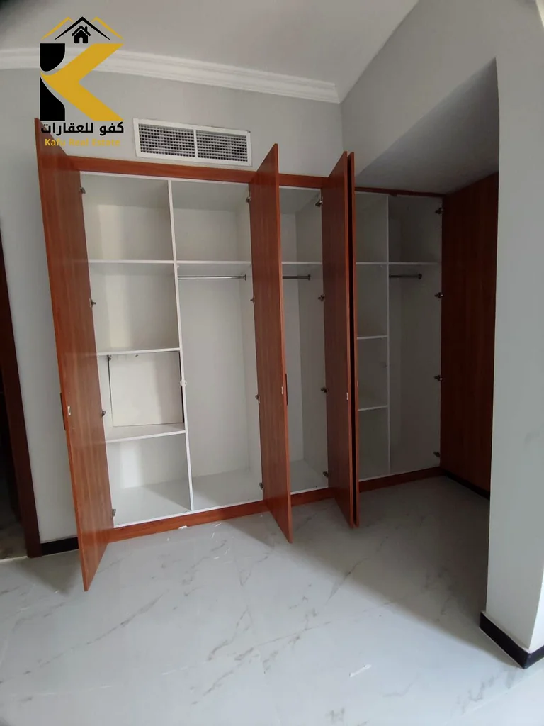 شقة فاخرة جديدة كليًا بغرفة نوم رئيسية، وصالة معيشة واسعة، وشرفة، وحمامين في برج راقٍ في المويحات 3، بموقع متميز63711781149570113