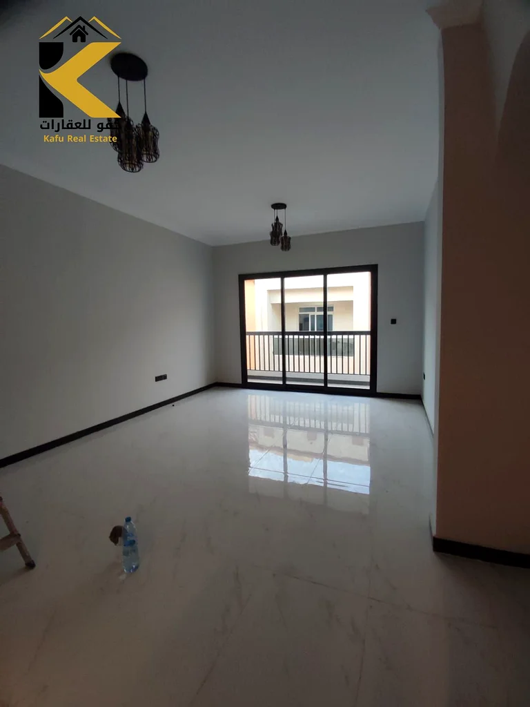 شقة فاخرة جديدة كليًا بغرفة نوم رئيسية، وصالة معيشة واسعة، وشرفة، وحمامين في برج راقٍ في المويحات 3، بموقع متميز63711781149570110
