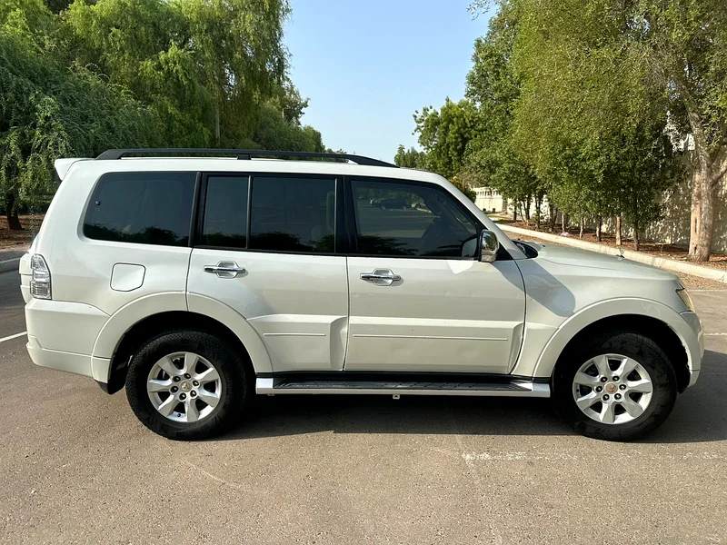MITSUBISHI PAJERO 2011 GCC FULL OPTION LOW MILEAGE EXCELLENT CONDITIONS63398585733507113