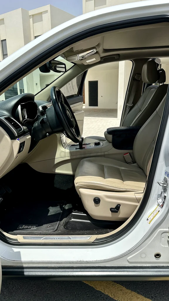 Jeep Grand Cherokee Limited – Apple CarPlay, GCC, Gloss Black Upgrade, Excellent Condition63398607459843112