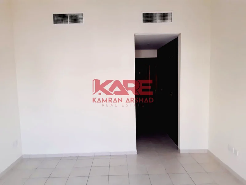 شقة فارغة من غرفة نوم واحدة مع غرفة تخزين كبيرة بالقرب من المترو63935901543041114