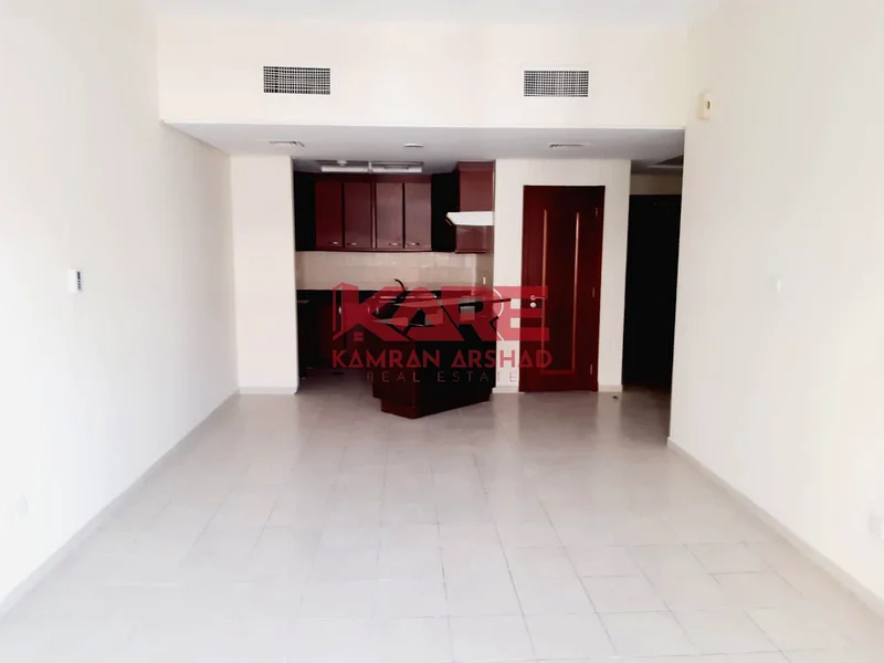 شقة فارغة من غرفة نوم واحدة مع غرفة تخزين كبيرة بالقرب من المترو63935901543041110
