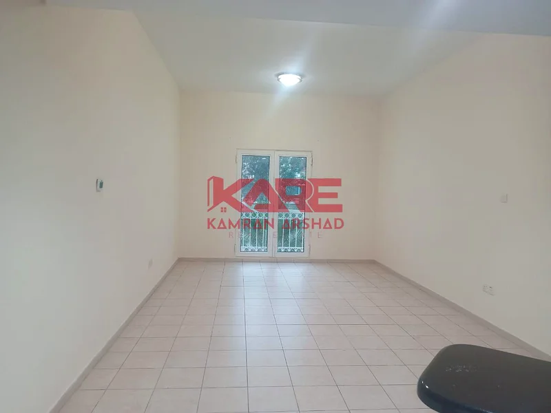 شقة فارغة من غرفة نوم واحدة مع غرفة تخزين كبيرة بالقرب من المترو63935901543041111