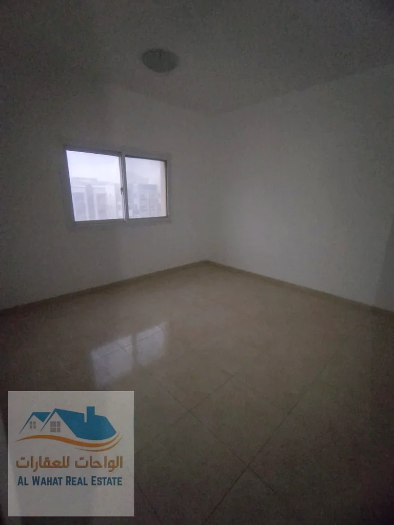 🏢 **شقة مكونة من غرفتين نوم للإيجار السنوي - عجمان، الجرف 2** 📍 **الموقع:** الجرف 2، قريبة من المدارس والمستشفيات والمولات، مع سهولة الوصول إلى63714729692547111