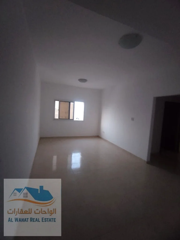 🏢 **شقة مكونة من غرفتين نوم للإيجار السنوي - عجمان، الجرف 2** 📍 **الموقع:** الجرف 2، قريبة من المدارس والمستشفيات والمولات، مع سهولة الوصول إلى63714729692547114