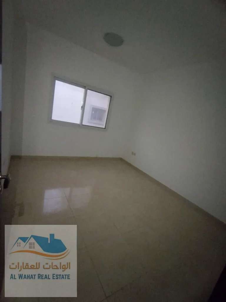 🏢 **شقة مكونة من غرفتين نوم للإيجار السنوي - عجمان، الجرف 2** 📍 **الموقع:** الجرف 2، قريبة من المدارس والمستشفيات والمولات، مع سهولة الوصول إلى63714729692547112