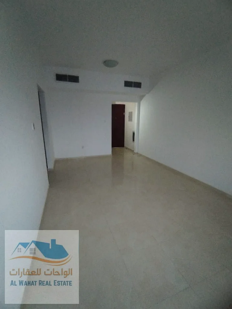 🏢 **شقة مكونة من غرفتين نوم للإيجار السنوي - عجمان، الجرف 2** 📍 **الموقع:** الجرف 2، قريبة من المدارس والمستشفيات والمولات، مع سهولة الوصول إلى63714729692547113