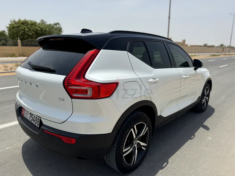 Volvo XC40 T4 – 2022 – Panoramic Roof – Low Mileage – AED 139,00063407356382978111