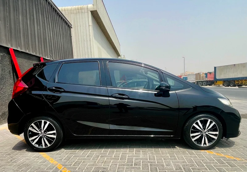 ONLY 44,000 KM’S • TOP OF THE RANGE - 2018 HONDA JAZZ • GCC SPECS • ORIGINAL PAINT • NO ACCIDENTS63223314346498111
