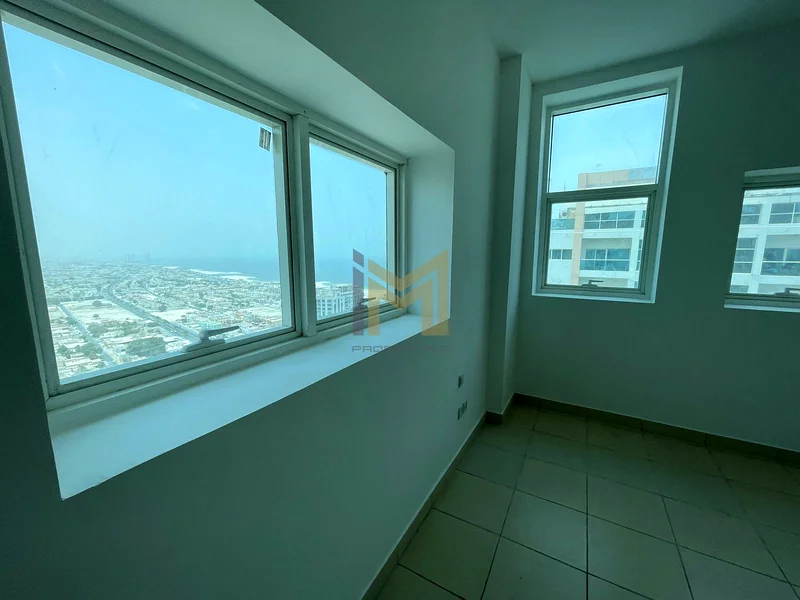 شقة واسعة مكونة من 3 غرف نوم مع إطلالة على البحر للبيع – برج عجمان وان63889479534467114