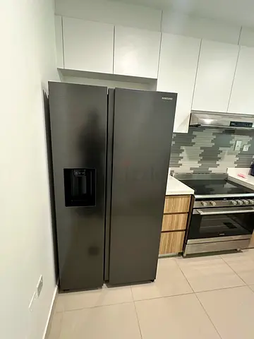 Samsung side by side Refrigerator with water dispenser and ice maker looks like new
