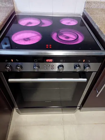 Siemens Electric Cooker 60 By 60 C.m. FOUR BURNER