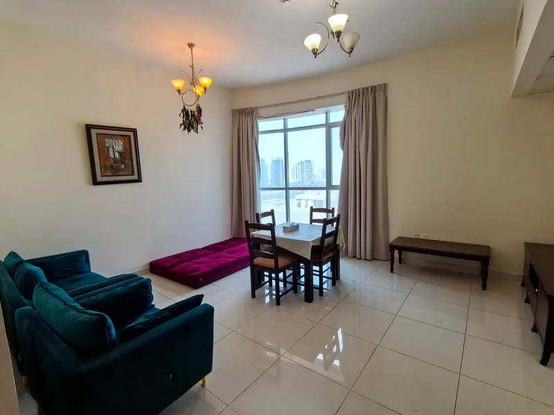 شقة ركنية بغرفة نوم واحدة بحجم كبير | مطبخ مغلق | جاهزة للسكن63735205922689113