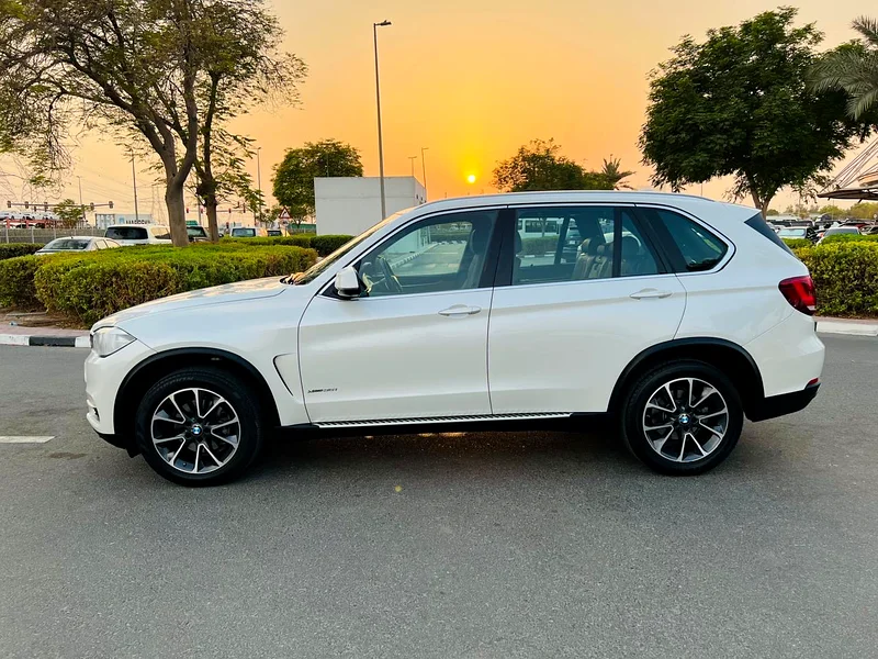 بي إم دبليو X5 محرك V6 بنظام الدفع الرباعي xDrive 35i، بمواصفات خليجية، مجهزة بالكامل، ملكية فردية، مع سجل كامل للصيانة، متوفرة من شركة AGMC63398469884290114
