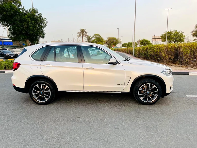 بي إم دبليو X5 محرك V6 بنظام الدفع الرباعي xDrive 35i، بمواصفات خليجية، مجهزة بالكامل، ملكية فردية، مع سجل كامل للصيانة، متوفرة من شركة AGMC63398469884290113