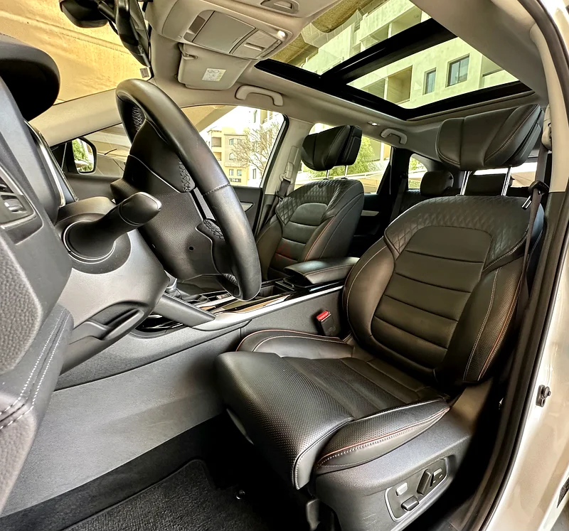 Full options...warranty till 2028...massage seats...panoramic roof...63398496810370111