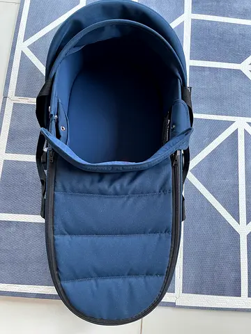 Babyzen yoyo bassinet with adaptors, booklet and dustbag