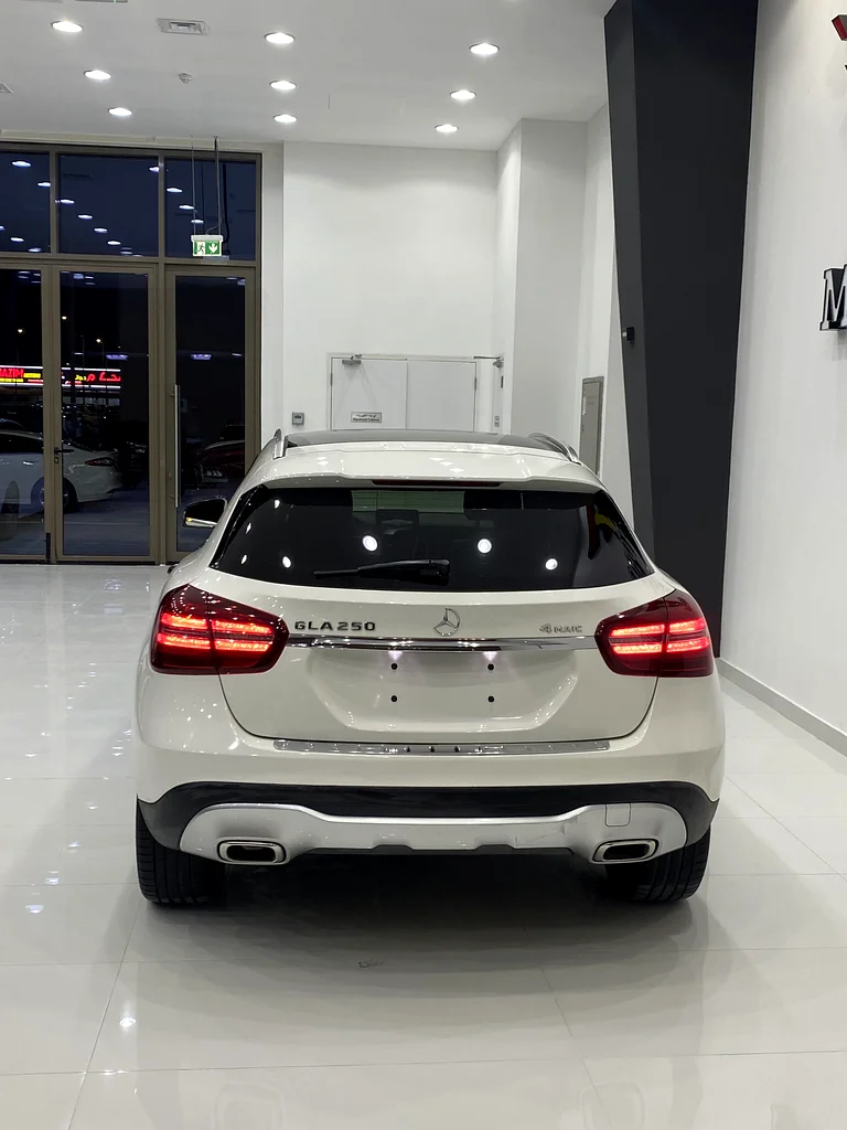Mercedes GLA 250 4MATIC, fully optional. Panoramic roof. Full steering wheel controls, cruise control, electric seats, electric mirrors.63399919061249114