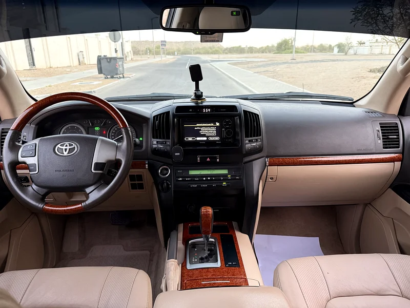 For sale: Toyota Land Cruiser GXR V6 PLUS, Gulf model, 2012, full agency paint, no accidents or repaints.63398469863297113