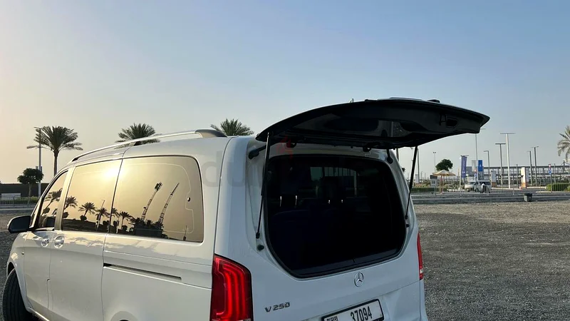 Mercedes V25063403705724929114