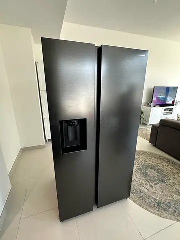Samsung side by side Refrigerator with water dispenser and Ice maker like new condition