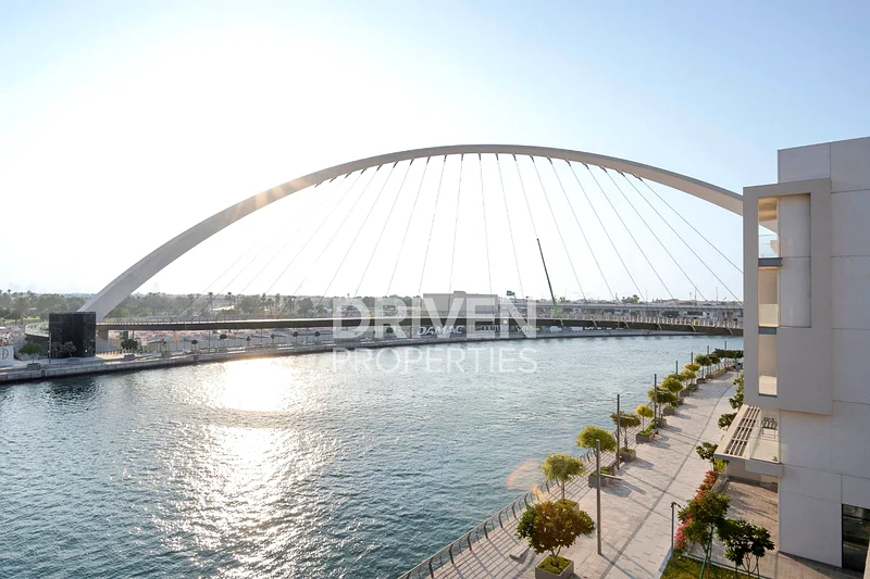 ترقية عالية الجودة | وحدة زاوية مع إطلالة على القناة63949509104643110