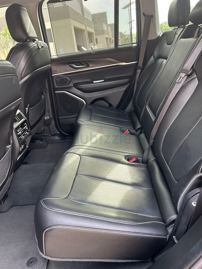 Like new Jeep Grand Cherokee, just in time for school63398605217923114