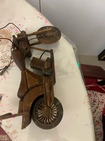 Handcrafted Wooden Motorcycle Model - A Stunning Collectible