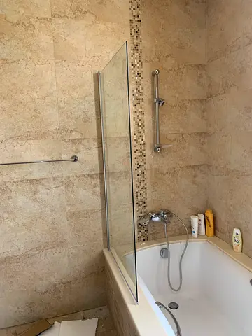 Bathtub glass installation
