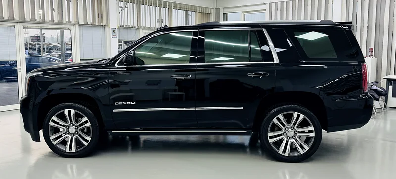 Only 20k KM Denali… original paint… full service history… same as new63398502000003113