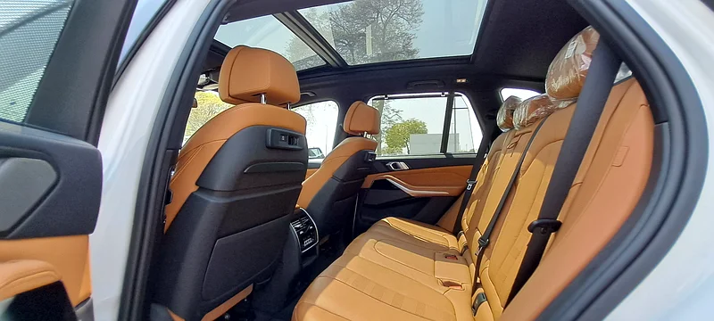 بي إم دبليو X5 2021 40I م سبورت كيت خليجي خدمة كاملة + ضمان بي إم دبليو شركة الإمارات للسيارات - خيار كامل - طلاء أصلي 100٪63230656827906111