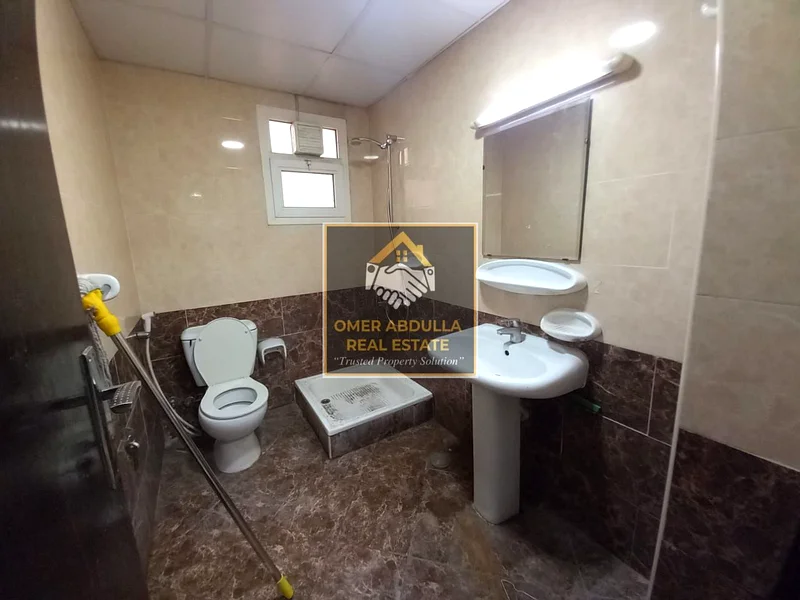 شقة فاخرة بغرفتي نوم بحالة جديدة، مع 3 حمامات/شرفات، للعائلة في منطقة المويه بالشارقة، قريبة من طريق الملهى63404790857987114