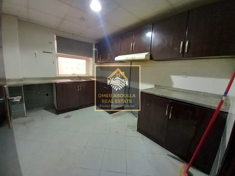 شقة فاخرة بغرفتي نوم بحالة جديدة، مع 3 حمامات/شرفات، للعائلة في منطقة المويه بالشارقة، قريبة من طريق الملهى63404790857987113