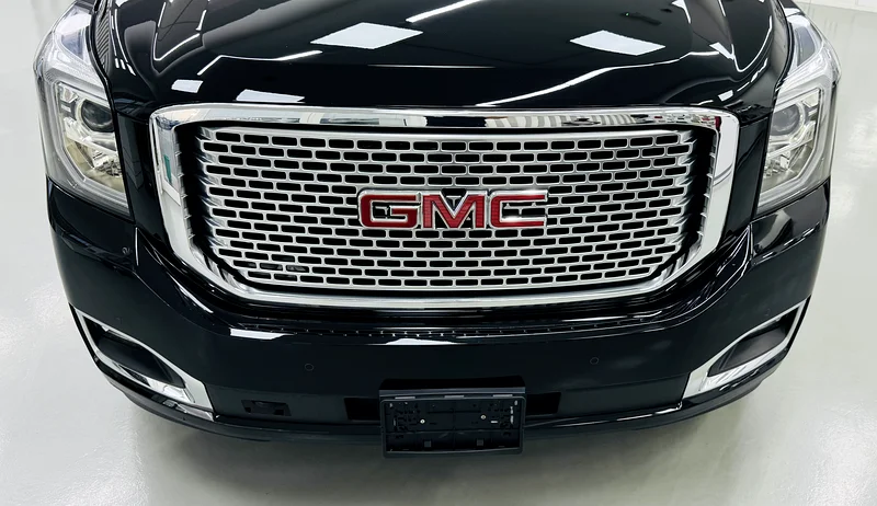 Only 20k KM Denali… original paint… full service history… same as new63398502000003112